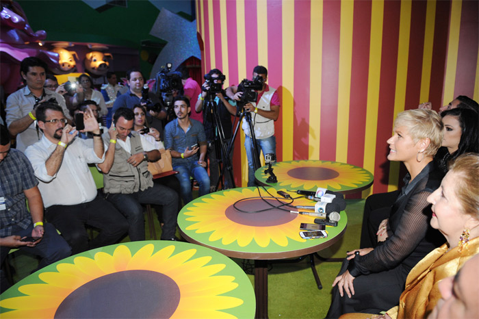 Xuxa esbanja simpatia enquanto faz a alegria dos fãs durante inauguração de mais uma Casa X. Veja mais em O Fuxico!