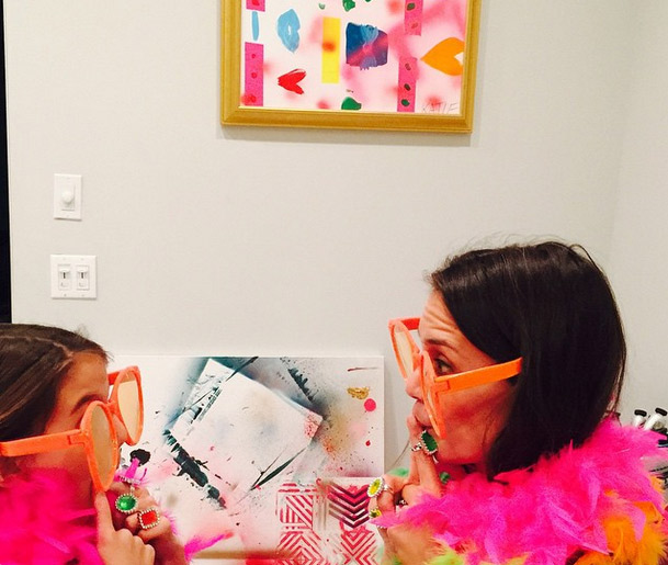 Katie Holmes se diverte com Suri Cruise e posta na web