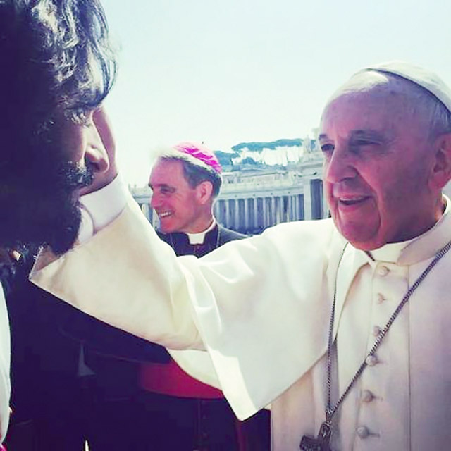 Rodrigo Santoro recebe a bênção do Papa