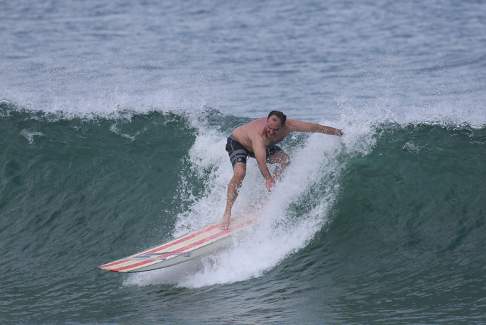 Humberto Martins mostra habilidade no surfe