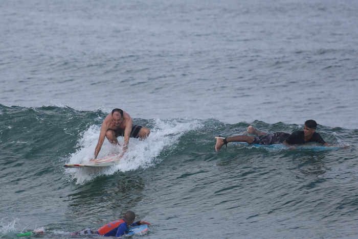 Humberto Martins mostra habilidade no surfe