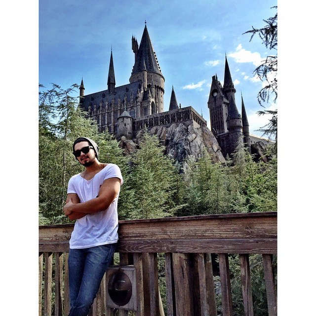 Luan Santana visita parque de Harry Potter em Orlando