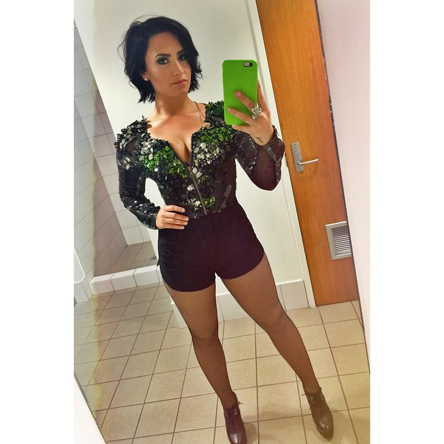 Demi Lovato posa decotada antes de show na Austrália 