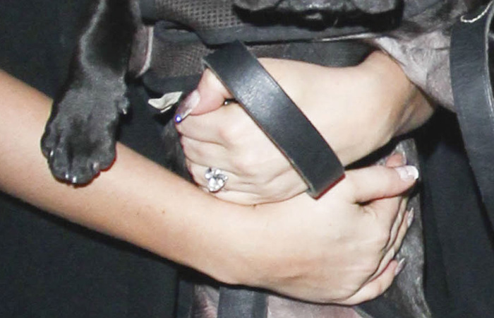 Lady Gaga exibe anel de noivado ao chegar em Los Angeles