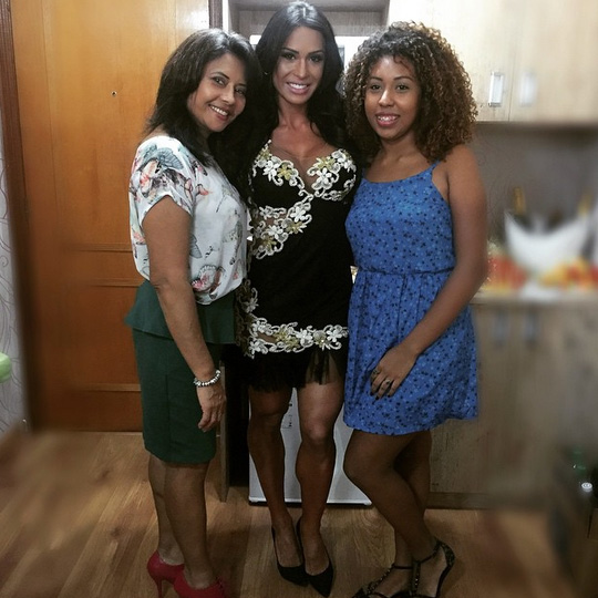 Gracyanne Barbosa leva mãe e irmã a inauguração de salão