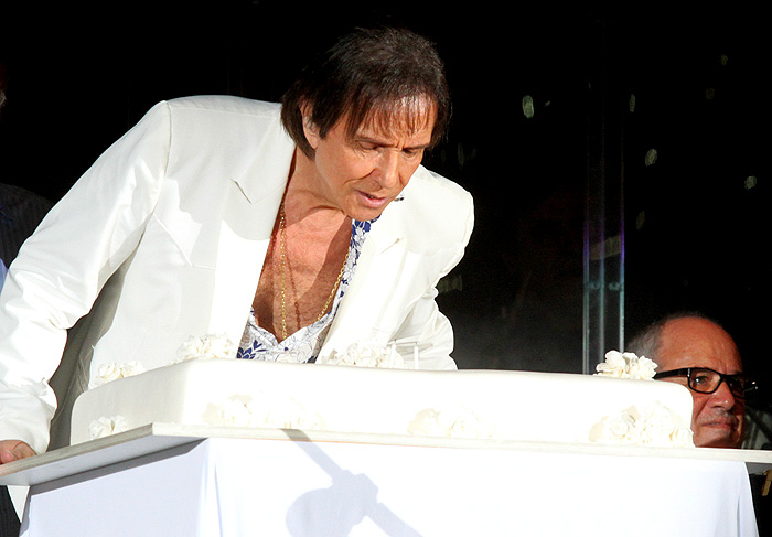 Roberto Carlos ganha bolo e tudo no show de comemoração de seus 74 anos