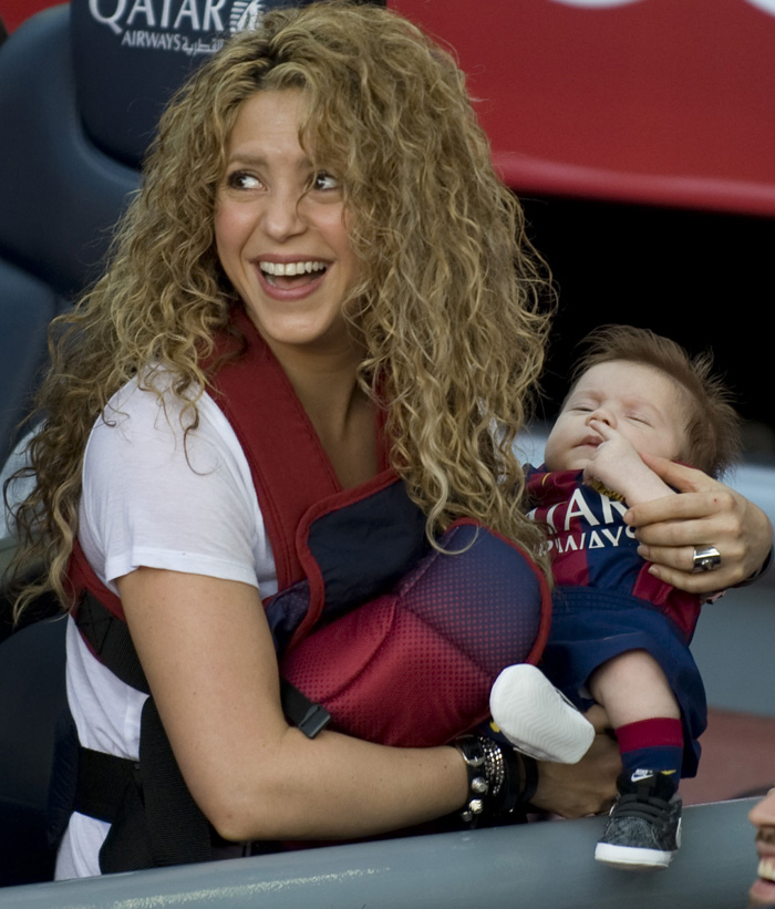 Shakira leva os filhos, Milan e Sasha, para ver o jogo do pai, Gerard Piqué