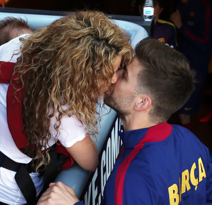 Shakira leva os filhos, Milan e Sasha, para ver o jogo do pai, Gerard Piqué