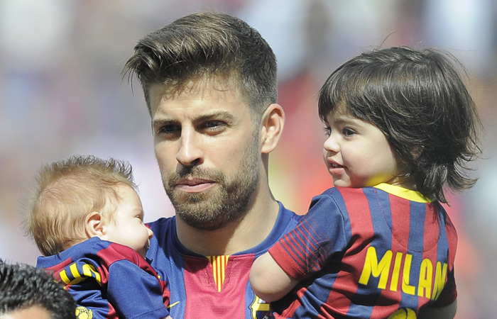 Shakira leva os filhos, Milan e Sasha, para ver o jogo do pai, Gerard Piqué
