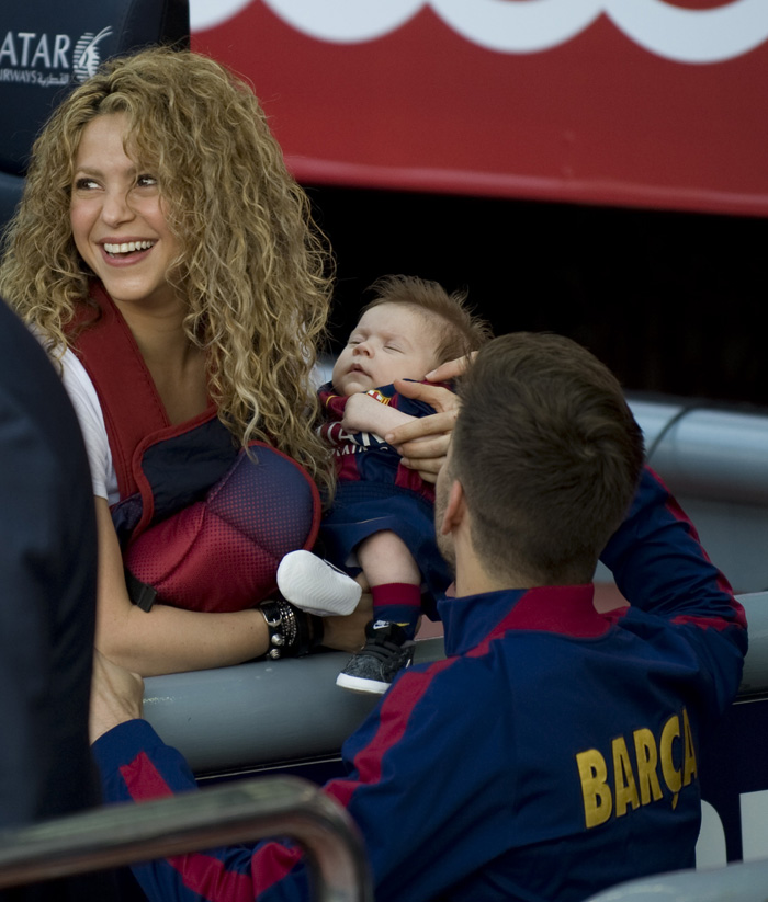 Shakira leva os filhos, Milan e Sasha, para ver o jogo do pai, Gerard Piqué