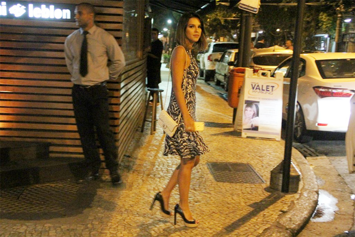 Mariana Rios é clicada com vestido todo fashion na noite carioca