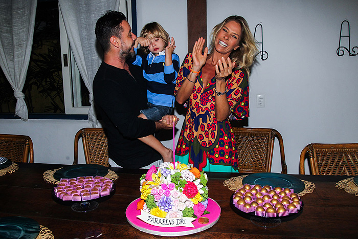Em família! Adriane Galisteu ganha festa de aniversário com o marido e o filho