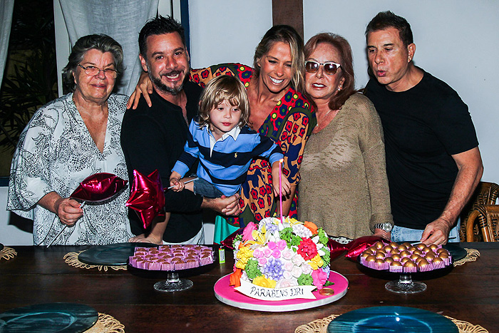 Em família! Adriane Galisteu ganha festa de aniversário com o marido e o filho