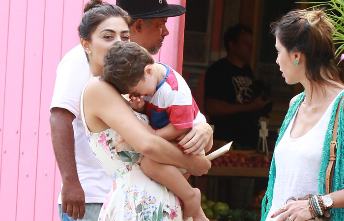 Juliana Paes leva os filhos a festinha infantil, no Rio de Janeiro