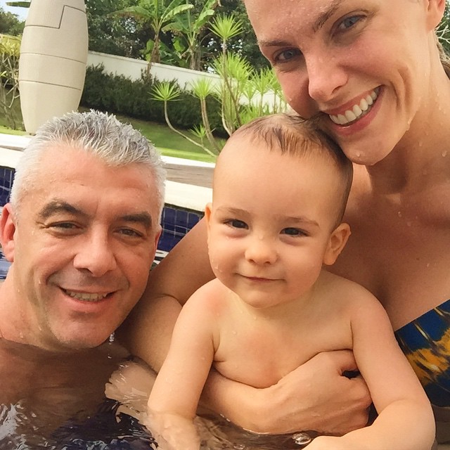 Ana Hickmann toma banho de piscina com o filho e o maridão