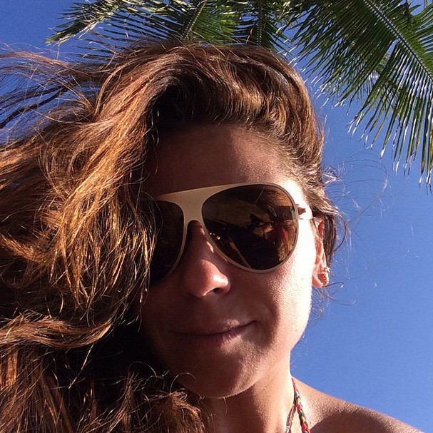 Depois de noite agitada, Giovanna Antonelli relaxa na praia enquanto retoca o bronzeado