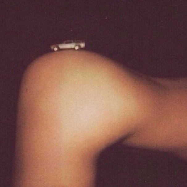 Kendall Jenner equilibra carrinho no bumbum e posta foto no Instagram