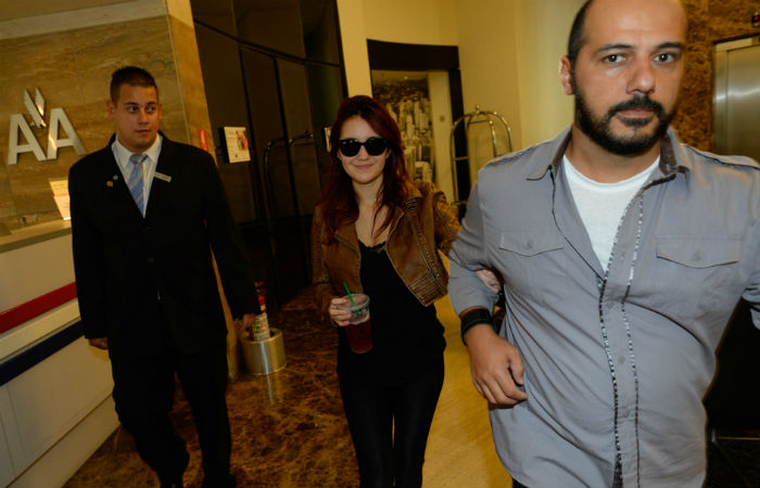 Dulce Maria é clicada ao deixar hotel em São Paulo