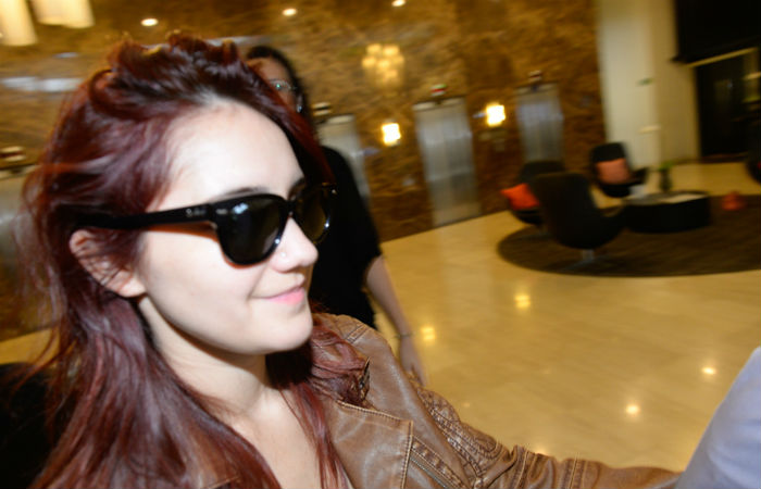 Dulce Maria é clicada ao deixar hotel em São Paulo