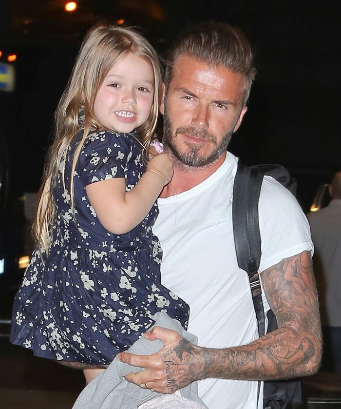 Toda sorridente, filha de David Beckham rouba a cena em aeroporto