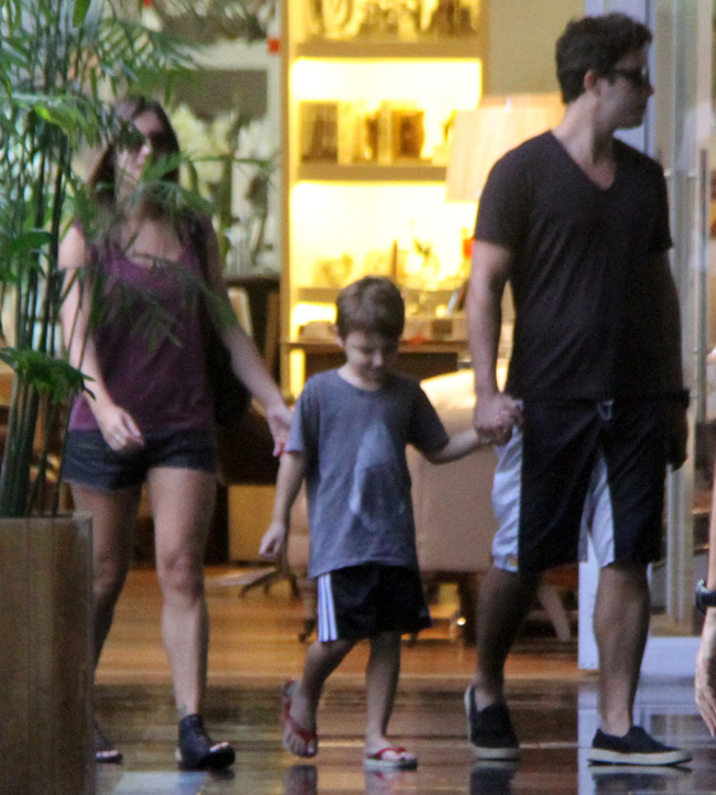 Thiago Rodrigues e Cristiane Dias passeiam em shopping carioca