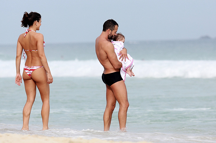 Malvino Salvador curte dia de praia com Kyra Gracie e a filha