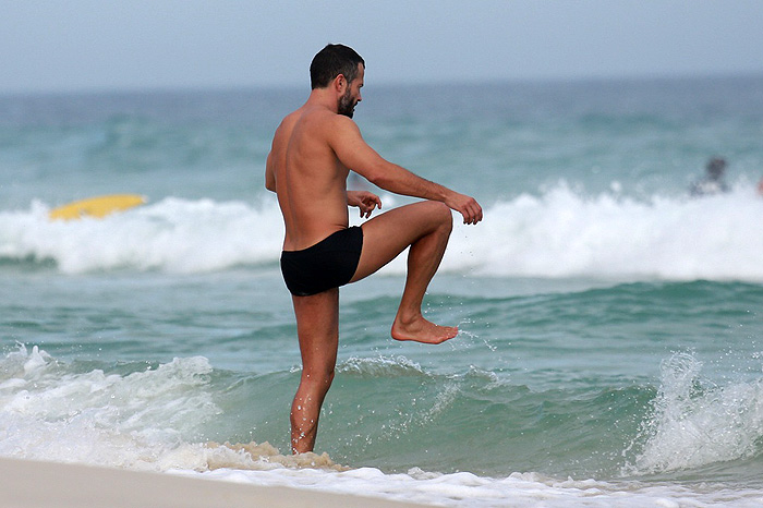 Malvino Salvador curte dia de praia com Kyra Gracie e a filha