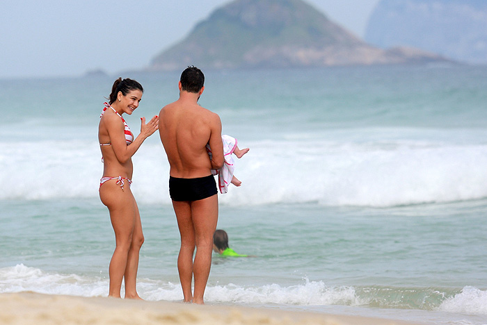 Malvino Salvador curte dia de praia com Kyra Gracie e a filha