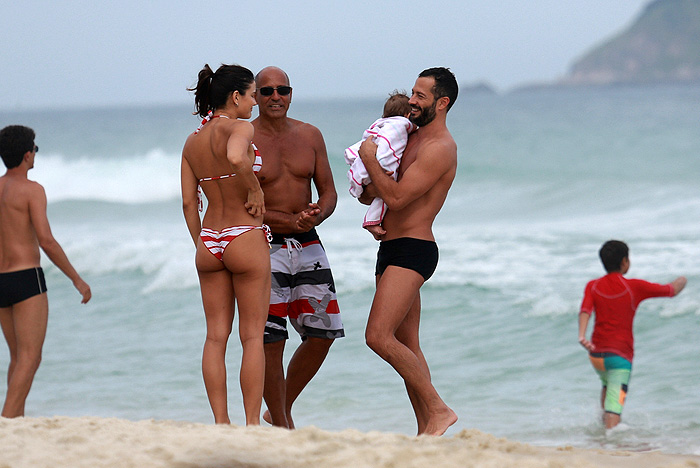 Malvino Salvador curte dia de praia com Kyra Gracie e a filha