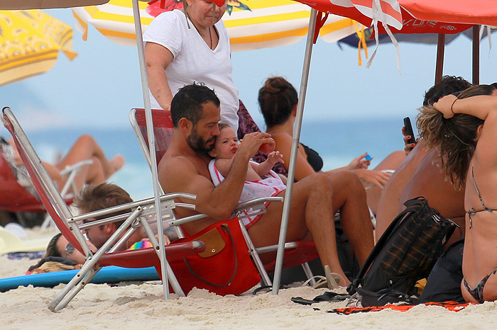 Malvino Salvador curte dia de praia com Kyra Gracie e a filha