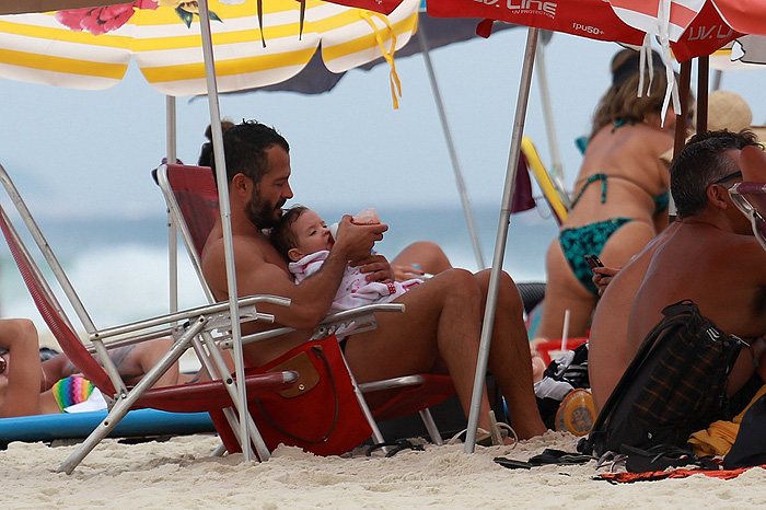 Malvino Salvador curte dia de praia com Kyra Gracie e a filha