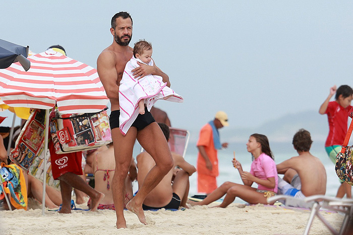 Malvino Salvador e Kyra Gracie exibem sua ótima forma física na Barra da Tijuca