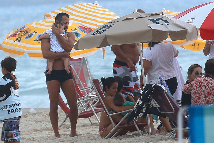 Malvino Salvador curte dia de praia com Kyra Gracie e a filha