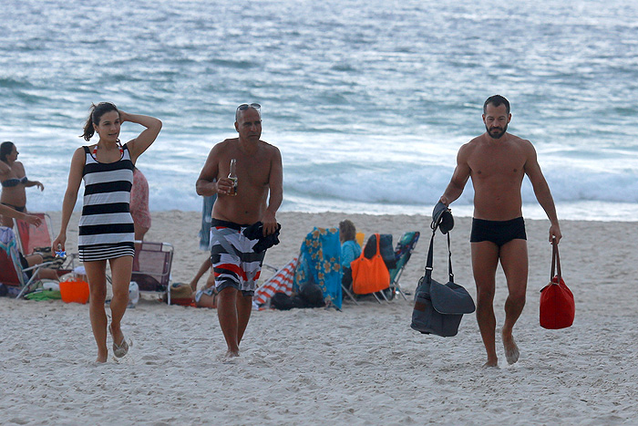 Malvino Salvador curte dia de praia com Kyra Gracie e a filha