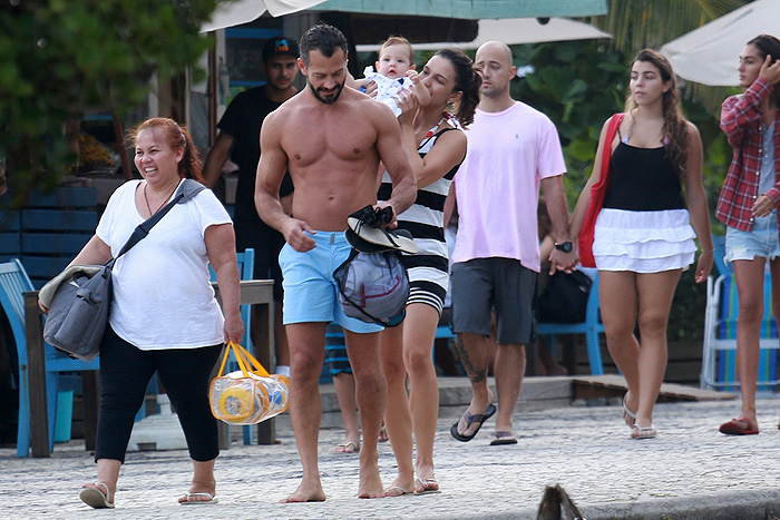 Malvino Salvador curte dia de praia com Kyra Gracie e a filha