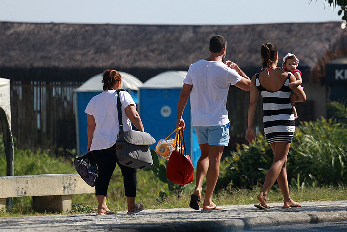 Malvino Salvador curte dia de praia com Kyra Gracie e a filha