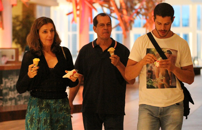 José Loreto aproveita tarde de folga com os pais em shopping carioca