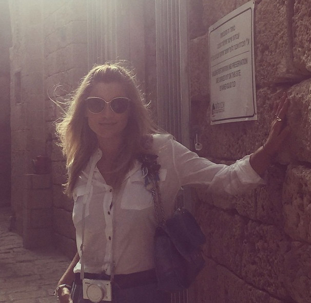 Em Israel, Flávia Alessandra arranca suspiros dos fãs ao visitar paisagens estonteantes