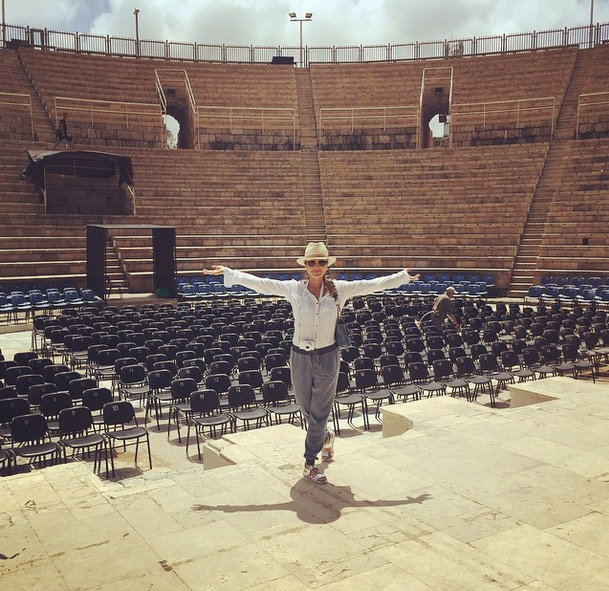 Em Israel, Flávia Alessandra arranca suspiros dos fãs ao visitar paisagens estonteantes