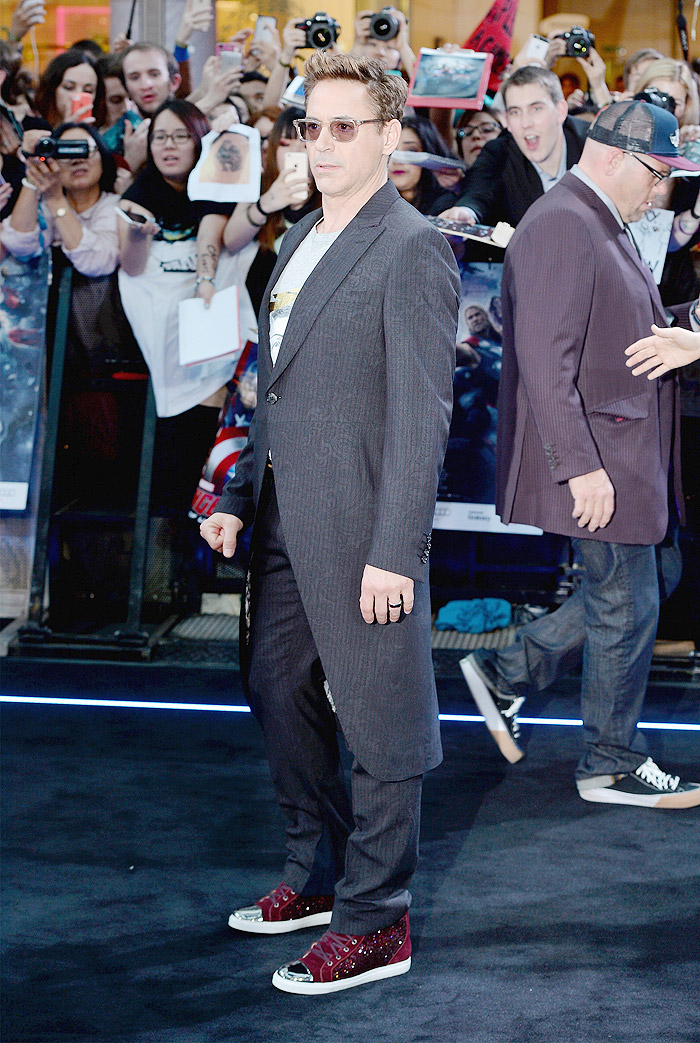  Robert Downey Jr. usa tênis de purpurina em pré-estreia de Vingadores