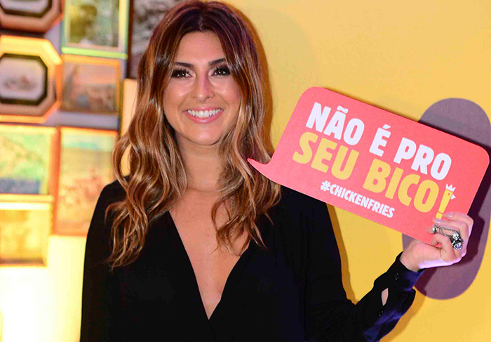 Fernanda Paes Leme é pura simpatia durante participação em evento de fast food