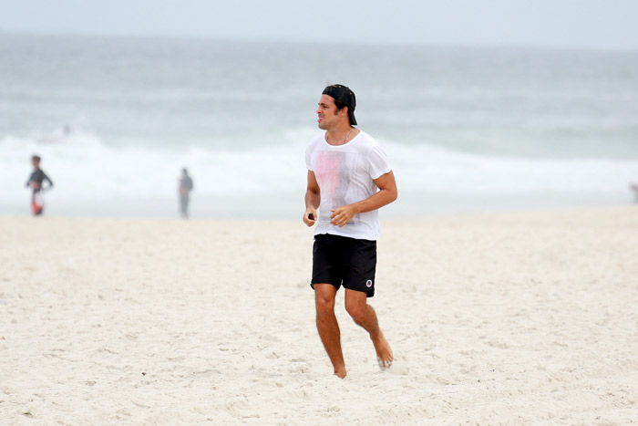 Atleta! Cauã Reymond corre na praia e depois se joga no surfe