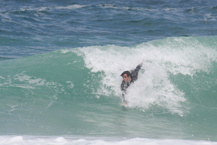 Atleta! Cauã Reymond corre na praia e depois se joga no surfe