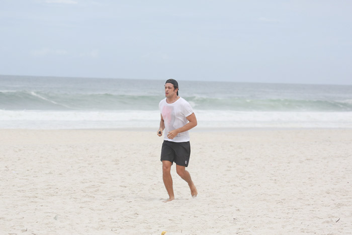 Atleta! Cauã Reymond corre na praia e depois se joga no surfe