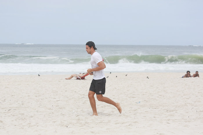 Atleta! Cauã Reymond corre na praia e depois se joga no surfe