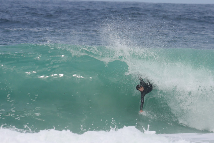 Atleta! Cauã Reymond corre na praia e depois se joga no surfe