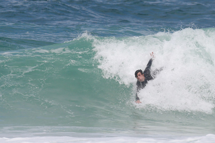 Atleta! Cauã Reymond corre na praia e depois se joga no surfe