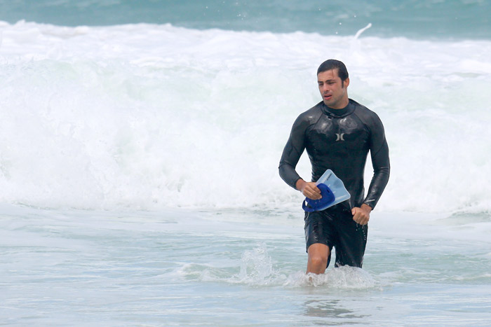 Atleta! Cauã Reymond corre na praia e depois se joga no surfe