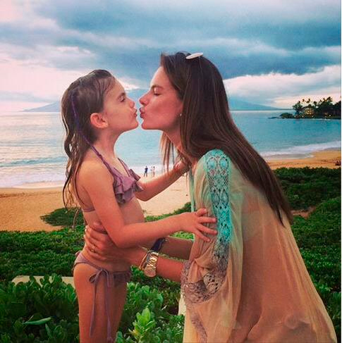 Alessandra Ambrósio dá selinho na filha em meio a cenário paradisíaco