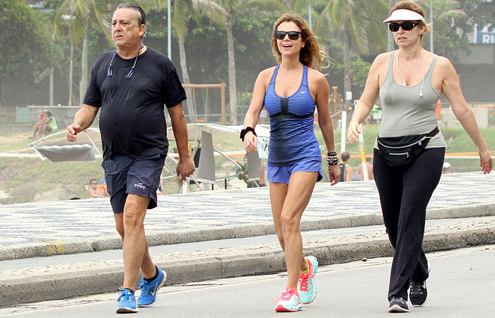 Galvão Bueno se exercita com a esposa e uma amiga no Leblon